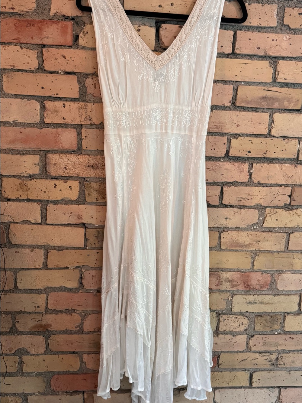 NWT Womens Cream Maxi Dress with V-Neck and Embroidered Detail L/XL